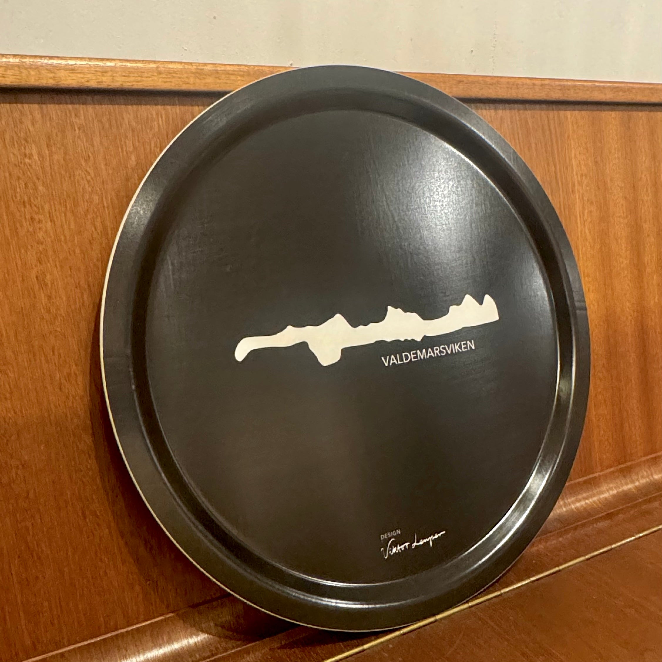 VALDEMARSVIKEN Bricka 39Ø Svart