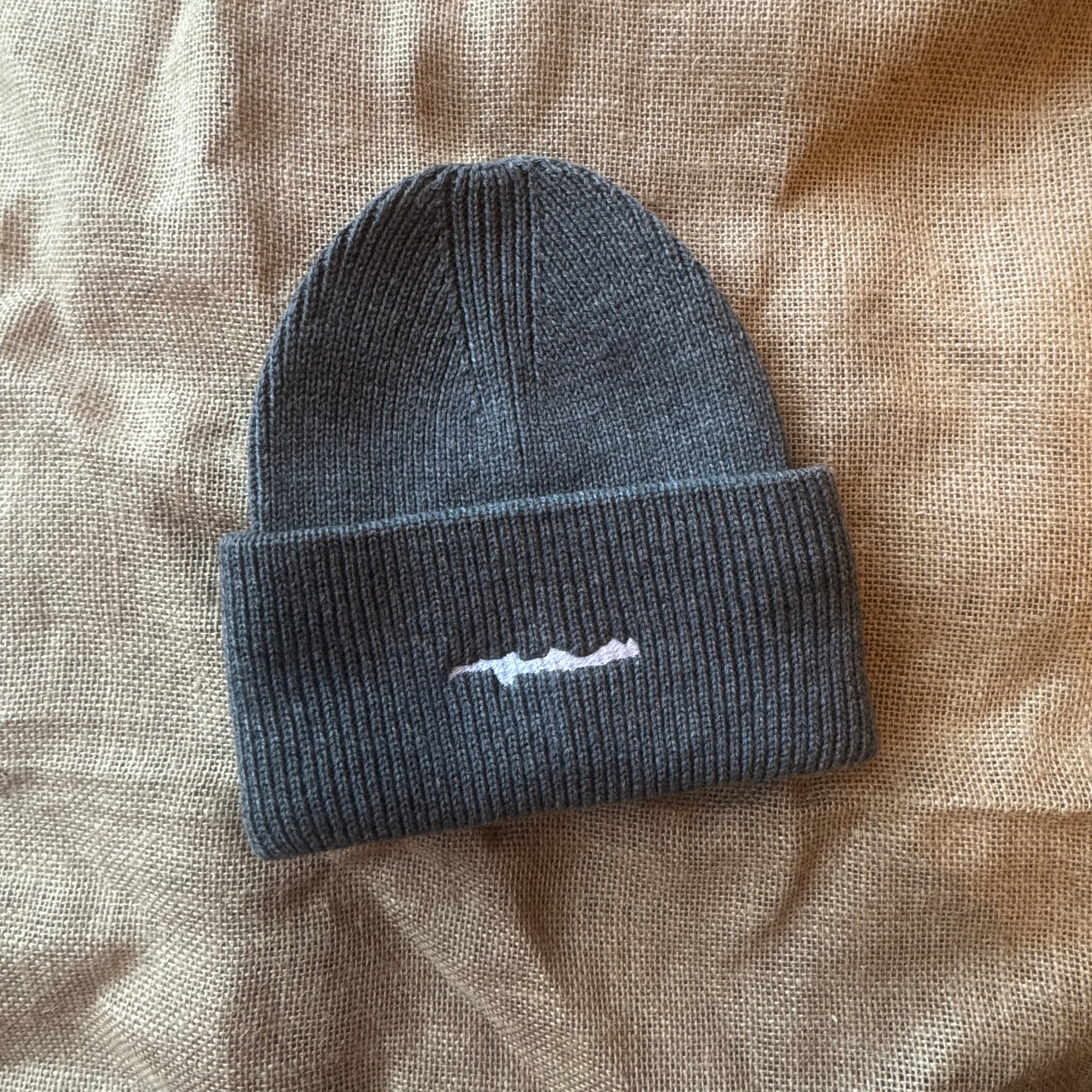 VALDEMARSVIKEN Mössa Max Ljusgrå